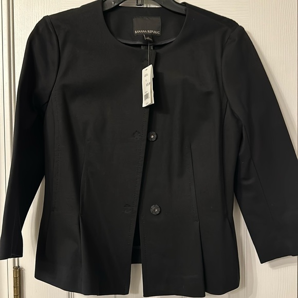 Banana Republic Jackets & Blazers - NWT Cropped BR Blazer